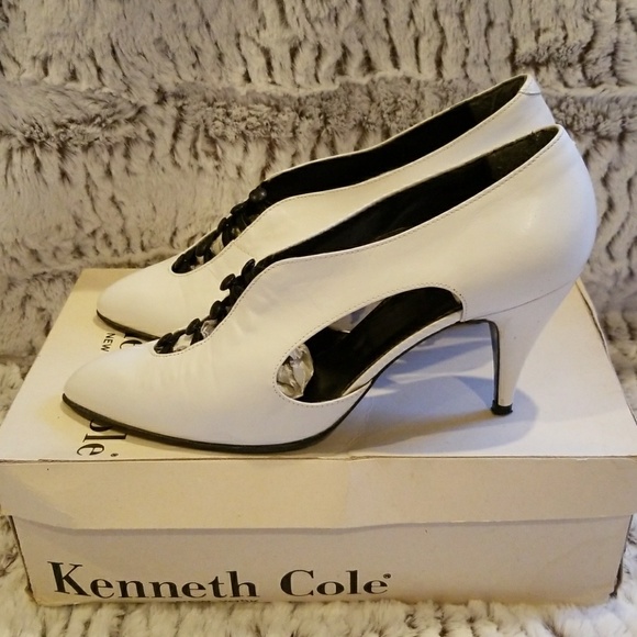 Kenneth Cole New York Lauren Button Heel - Picture 3 of 8